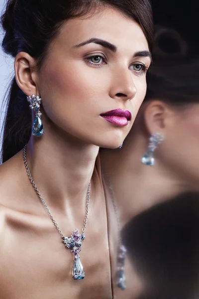 Modelo de moda posando em jóias exclusivas. Maquiagem profissional Fotografias De Stock Royalty-Free