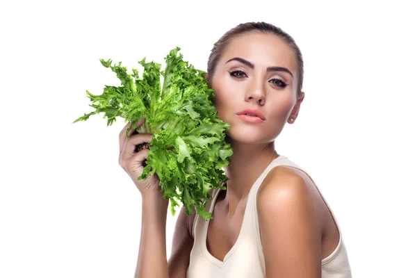 Nahaufnahme Porträt einer glücklichen jungen Frau mit Kräuterbündel (Salat) — Stockfoto