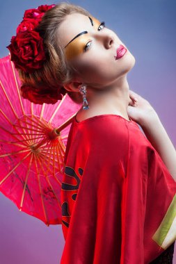 geleneksel Japon kırmızı kimono zekâ giyen Asyalı kadın moda