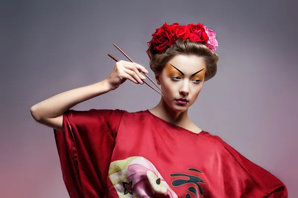 Moda mujer asiática usando tradicional japonés rojo kimono ingenio — Foto de Stock