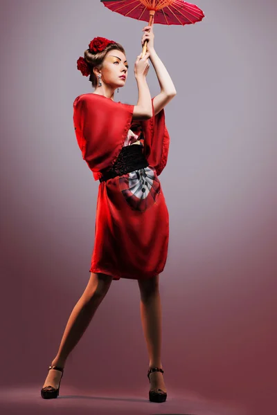 Ασιατική γυναίκα μόδας φορώντας το παραδοσιακό ιαπωνικό κιμονό κόκκινο πνεύμα — Φωτογραφία Αρχείου