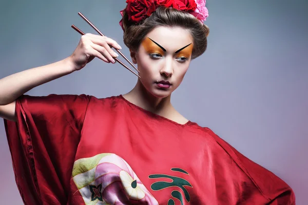 Moda mujer asiática usando tradicional japonés rojo kimono ingenio —  Fotos de Stock