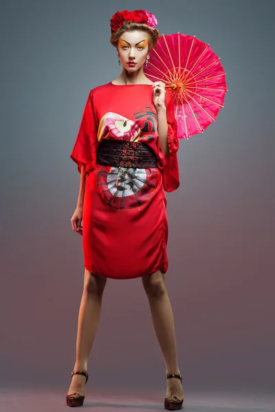 Moda mulher asiática vestindo tradicional japonês vermelho kimono sagacidade — Fotografia de Stock