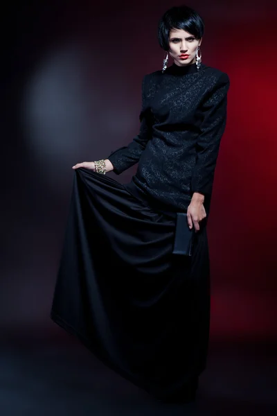 Sexy modische Frau in schwarzem Guipure-Kleid. Professionelles Make-up — Stockfoto