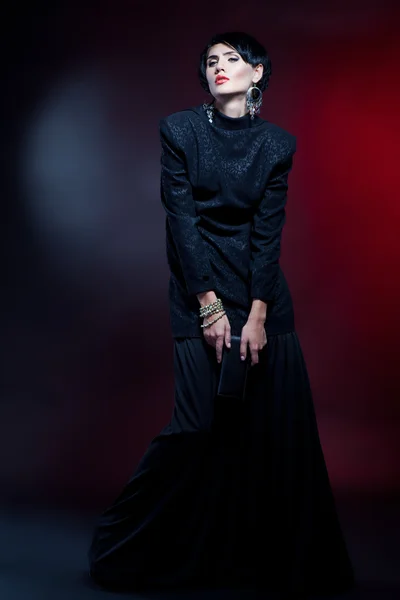 Sexy mujer de moda en vestido de guipure negro. Maquillaje profesional —  Fotos de Stock