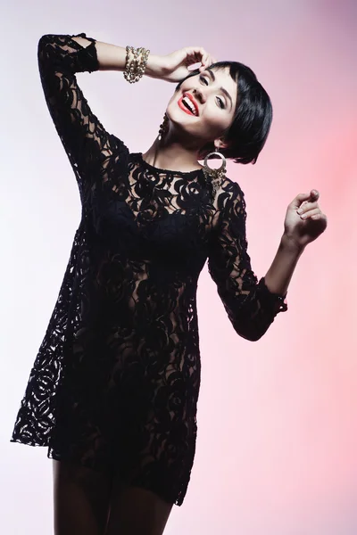 Sexy fashionl vrouw in zwart guipure jurk. professionele make-up Stockfoto