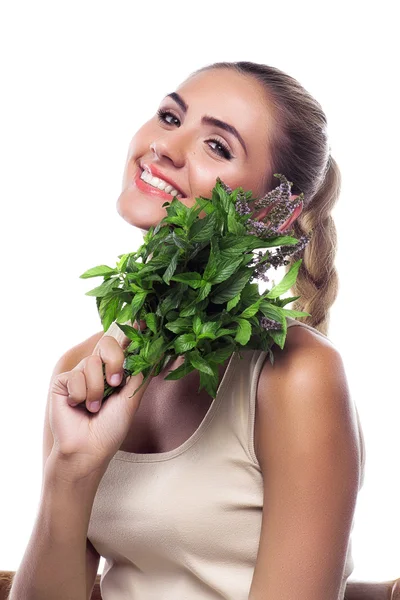 Kvinna med en bunt färsk mynta. Begreppet vegetarisk kost — Stockfoto