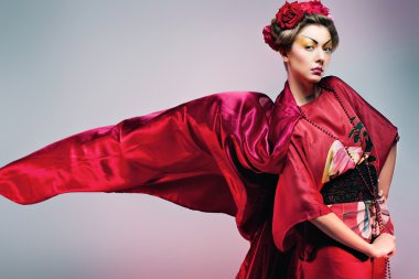geleneksel Japon kırmızı kimono giyen Asyalı kadın moda. jel