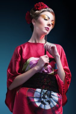 geleneksel Japon kırmızı kimono zekâ giyen Asyalı kadın moda