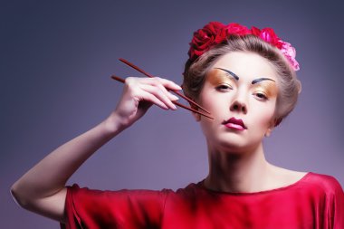 mode Aziatische vrouw dragen van traditionele Japanse rode kimono, studio opname. Geisha