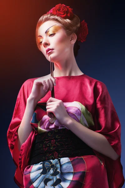 Divat ázsiai nő visel hagyományos japán vörös kimonó, Műterem lövés. Gésa — Stock Fotó