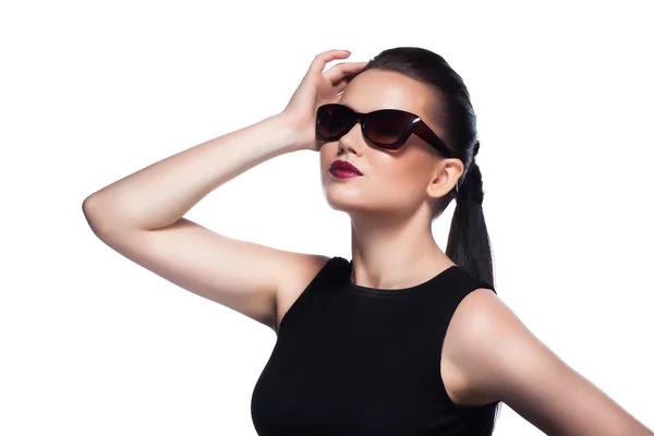 Retrato de chica hermosa y de moda en gafas de sol, toma de estudio —  Fotos de Stock