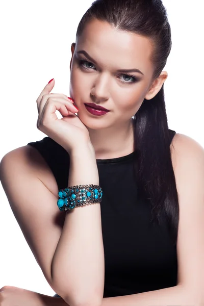 Retrato de belo modelo de moda posando em jóias exclusivas . — Fotografia de Stock