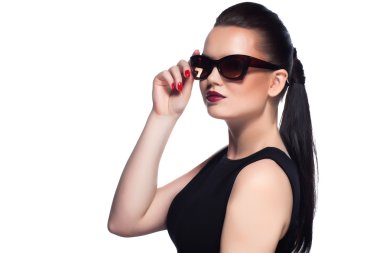 güzel bir portresi ve güneş gözlüğü, kız moda çekim stüdyosu