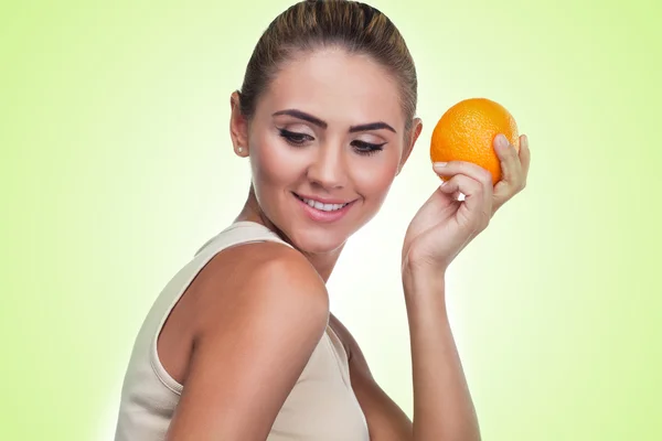 Retrato de cerca de la joven feliz con jugo en el respaldo blanco — Foto de Stock