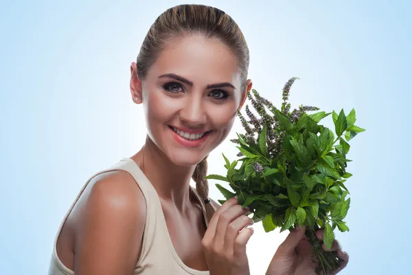 Glad ung kvinna med en bunt av färsk mynta. begreppet vegetaria — Stockfoto