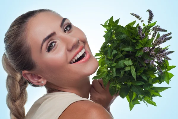 Happy young woman with a bundle of fresh mint. Concept vegetaria — Stock Photo, Image