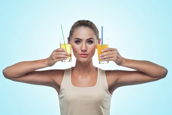 Happy Young Woman con zumo de manzana sobre fondo blanco. Concepto — Foto de Stock