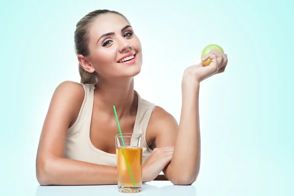 Happy Young Woman con zumo de manzana sobre fondo blanco. Concepto —  Fotos de Stock