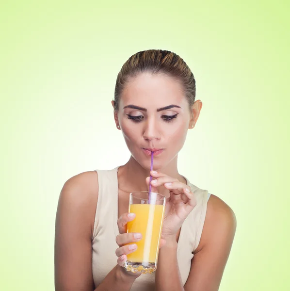 Close-up retrato de feliz jovem mulher com suco em branco backg — Fotografia de Stock