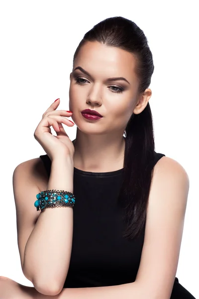 Porträtt av vackra modell poserar i exklusiva smycken. — Stockfoto