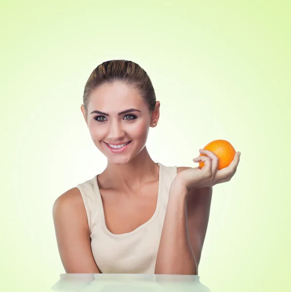 Retrato de cerca de la joven feliz con jugo en el respaldo blanco — Foto de Stock