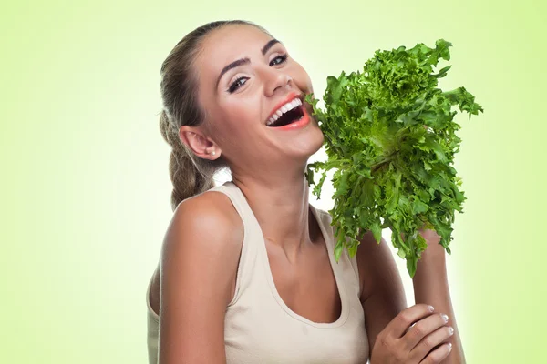 Retrato de cerca de la joven feliz con las hierbas del paquete (salat — Foto de Stock
