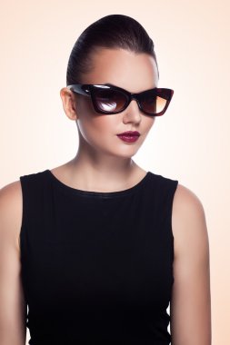 güzel bir portresi ve güneş gözlüğü, kız moda çekim stüdyosu