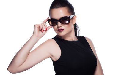 güzel bir portresi ve güneş gözlüğü, kız moda çekim stüdyosu