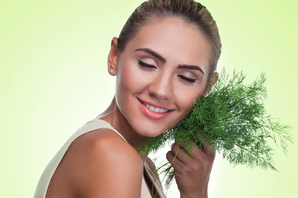 Femme avec faisceau d'herbes (salade). Concept régime végétarien — Photo