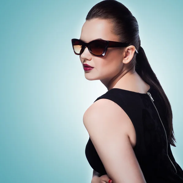 Portrait of beautiful and fashion girl in sunglasses — Stock Photo, Image