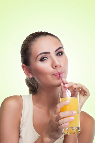 Retrato de cerca de la joven feliz con jugo de naranja — Foto de Stock