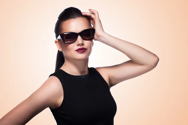Porträtt av vackra och mode flicka i solglasögon — Stockfoto