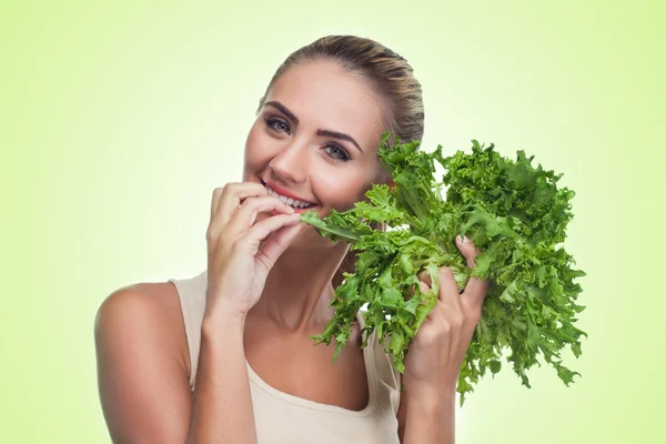 Frau mit Kräuterbündel (Salat). Konzept vegetarische Ernährung — Stockfoto