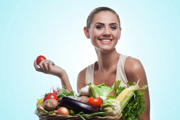 Mujer sosteniendo cesta con verduras. Concepto de dieta vegetariana — Foto de Stock