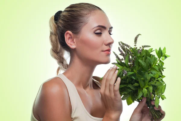 Frau mit Kräuterbüschel (Minze). Konzept vegetarische Ernährung — Stockfoto