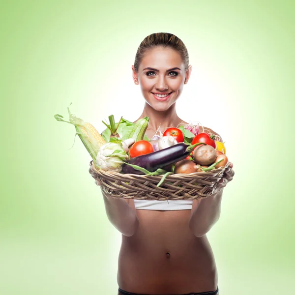 Kvinna anläggning korg med grönsaker. begreppet vegetarian bantning — Stockfoto