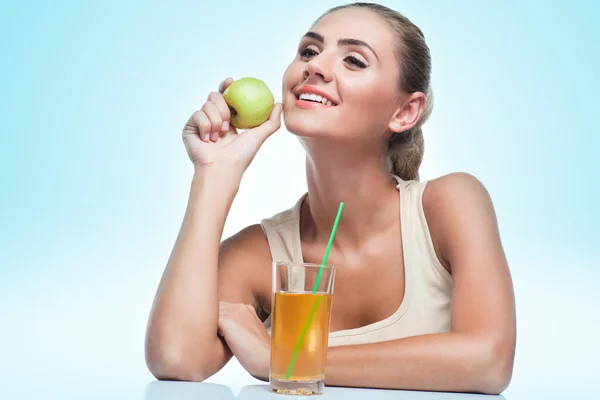 Mujer con jugo de manzana sobre fondo de color — Foto de Stock