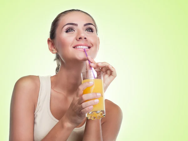 Retrato de cerca de la joven feliz con jugo de naranja — Foto de Stock
