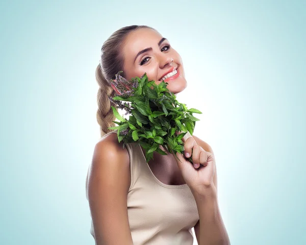 Mujer con un manojo de menta fresca. Concepto de dieta vegetariana  - — Foto de Stock