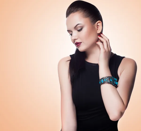 Glamour portrait of beautiful fashion model posing in exclusive jewelry — Stock Photo, Image