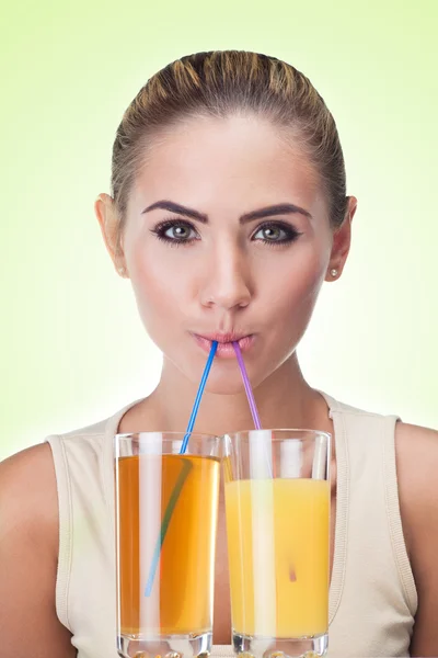 Retrato de cerca de la joven feliz con manzana y zumo de naranja —  Fotos de Stock