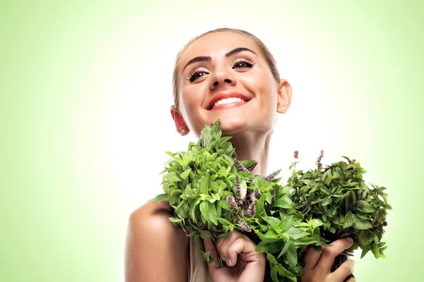 Woman with a bundle of fresh mint. Concept vegetarian dieting - — Stock Photo, Image