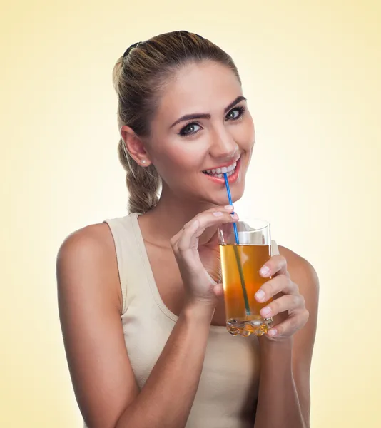 Vrouw met appelsap op gekleurde achtergrond — Stockfoto