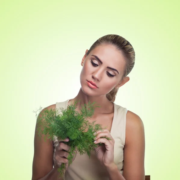 Frau mit Kräuterbündel (Salat). Konzept vegetarische Ernährung — Stockfoto