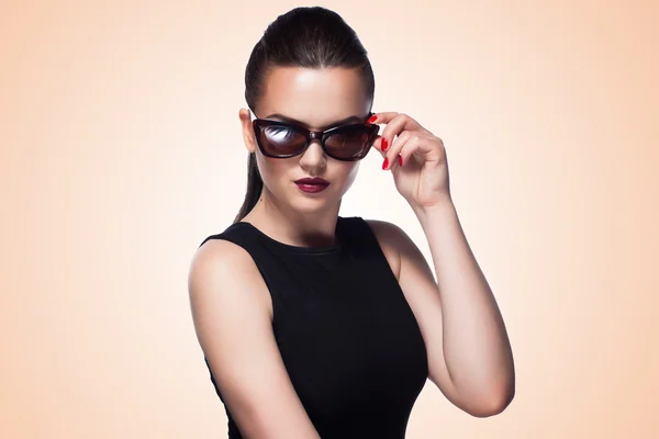 Retrato de cerca de hermosa y chica de moda en gafas de sol — Foto de Stock
