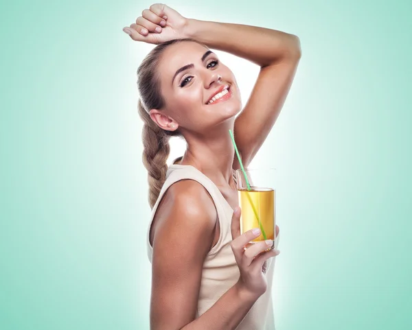 Mujer con jugo de manzana sobre fondo de color — Foto de Stock