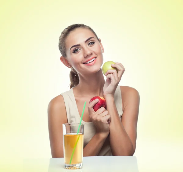 Donna con succo di mela su sfondo colorato — Foto Stock