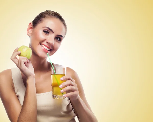 Mujer con jugo de manzana sobre fondo de color — Foto de Stock