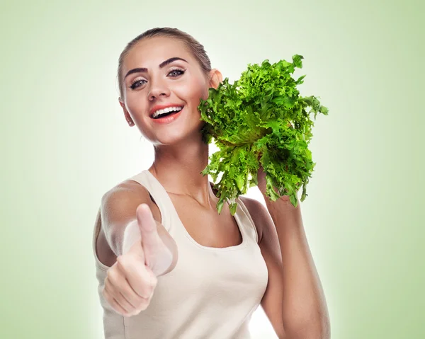 Frau mit Kräuterbündel (Salat). Konzept vegetarische Ernährung — Stockfoto